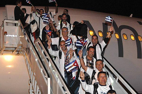 llega-ultimo-grupo-Medicos-cubanos-ebola