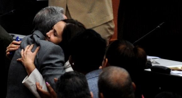 raul castro ruz abraza a Mariela Castro Espin 580x314