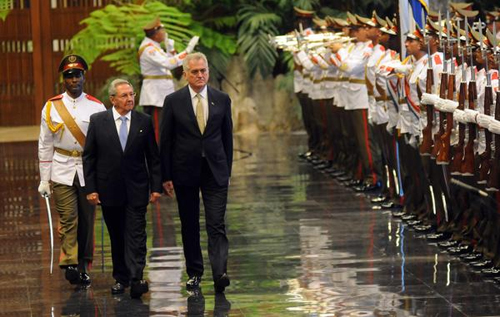 raul-castro-y-el-presidente-de-serbia