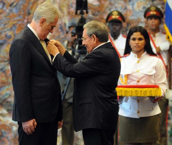 raul-condecora-al-presidente-de-serbia-580x490