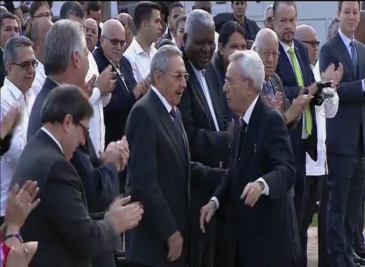 raul estatua jose marti2