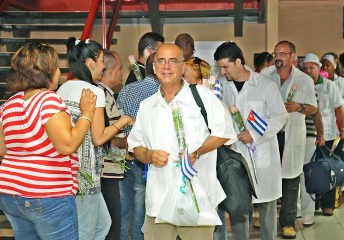 regresan médicos de Dominica