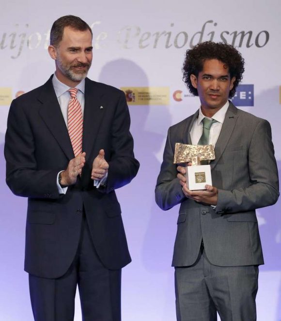 yander zamora recibe el premio rey de españa 1 580x661