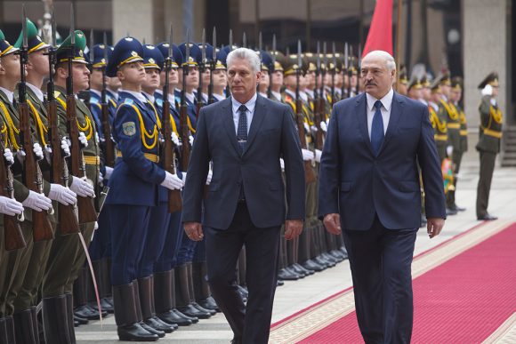 presidente de belarus alexander lukashenko recibe a diaz canel 2 580x387