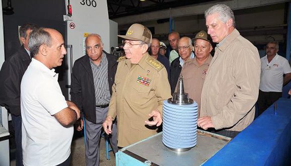 raul castro visita empresa militar 580x330