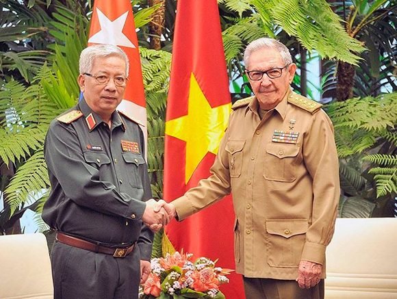 raul castro y nguyen chi vinh 580x437