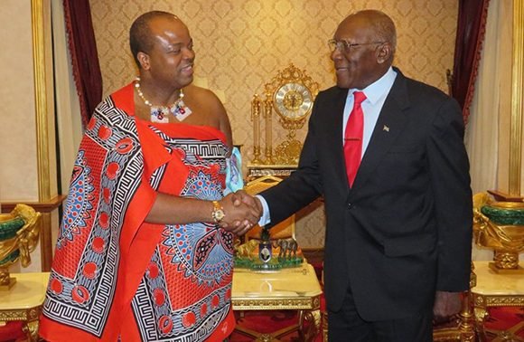 valdes mesa con eñ rey mswati III 01 580x378